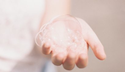 matthew-tkocz-bubbles-water-washing-hands-vaske-hender-unsplash