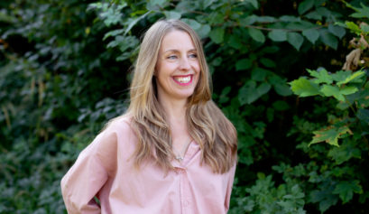 anja-stang-green-house-eco-marte-garmann-rosa-skjorte-portrett-klimaaktivist